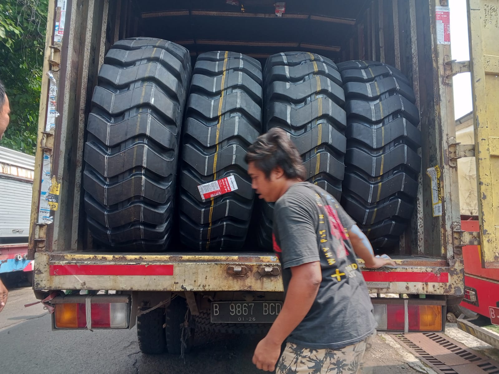 Keselamatan Armada Jadi Prioritas: Pengadaan Ban Kendaraan Operasional Tak Boleh Diabaikan pengadaan ban.jpeg